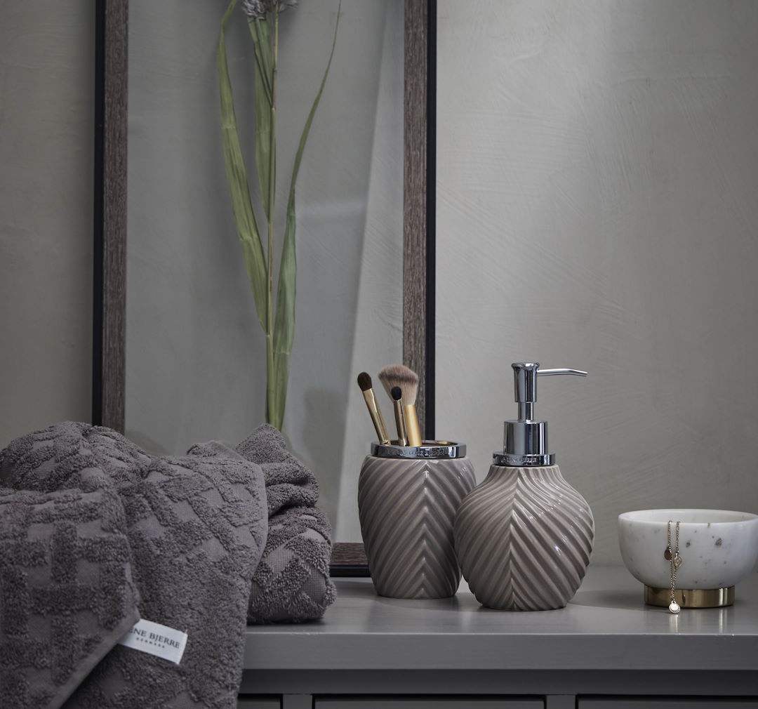 KOMPLET_LAZIENKOWY_BEZOWY_DOZOWNIK_MYDLA_KUBEK_LENE_BJERRE_POLSKA_SKLEP_OUTLET_DESIGNBYWOMEN_ig